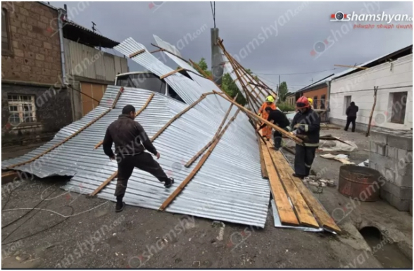 Մրգաստան գյուղում քամին բնակչի տան թիթեղյա տանիքը պոկել ու շպրտել է. այն ընկել է ավտոմեքենայի վրա